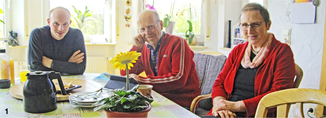 Jonas, Georg und Marianne Deeg beobachten nun beim sonntäglichen Kaffeetrinken das Melkgeschehen übers Tablet.
