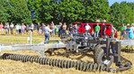 Die Arbeit der Kettenscheibenegge wird auf dem Feldtag der Maschinenringe Schwäbisch Hall und Crailsheim genau unter die Lupe genommen. Sie erfasst auch tieferliegende Fahrspuren im Acker gut.