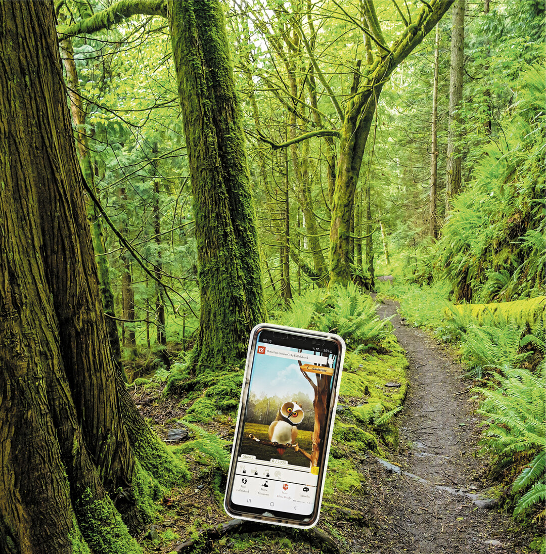 CO Die Folgen des Klimawandels spren wir hautnah. Deshalb bringt das Land nun eine App an den Start, mit der Kohlendioxid sparen im Handumdrehen gelingt soll. Die App „Klima Buddy – hilft COsparen" des Ministeriums des Inneren, fr Digitalisierung und Kommunen steht im Google Play Store kostenlos zum Download bereit. Sie berechnet den persnlichen CO-Fuabdruck, bietet Tipps und Tricks, um den Alltag klimafreundlicher zu gestalten und enthlt zahlreiche Informationen zum Thema Klimawandel sowie CO-Kompensation. Mit der App knnen die Nutzerinnen und Nutzer ihre Verhaltensweisen erfassen, ihren persnlichen CO-Fuabdruck ermitteln und mit Durchschnittswerten vergleichen. Auf spielerische Art erhalten die Brgerinnen und Brger hilfreiche Missionen, mit denen sie im Alltag COeinsparen knnen. Jede erfolgreich gesetzte Mission wird in der App mit Punkten belohnt. Diese knnen die Nutzerinnen und Nutzer fr die persnliche Gestaltung ihres Klima Buddys, einer kleinen Waldohreule, und der Interaktion mit ihm einsetzen. Die Waldohreule, heimisch in Baden-Wrttemberg, deren Lebensraum ebenfalls vom Klimawandel bedroht ist, begleitet die Nutzerinnen und Nutzer durch die gesamte App. Neben Tipps und Tricks informiert die App zu den Folgen des Klimawandels in Baden-Wrttemberg. Innenministerium Baden-Wrttemberg