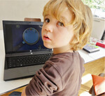 Beim Medienkonsum sollten Kinder von Erwachsenen begleitet werden.