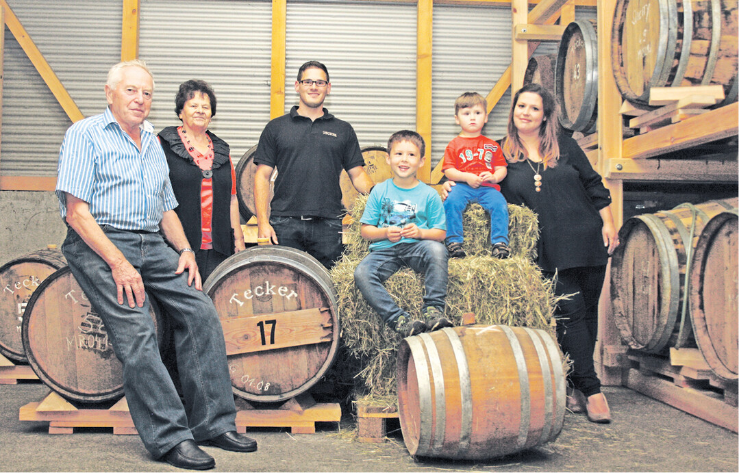 Familie Gruel im Fasslager: Schwäbischer Whisky-Pionier Christian Gruel, Ideengeberin Irma, Chef Immanuel mit seinen Kindern Louis und Robin und seiner Frau Annika (v.l.).