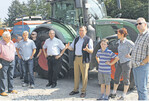 Landwirt Helmut Gahse (4. v. r.) führt interessierte Verbraucher über seinen Betrieb in Leingarten. Foto: Amstutz
