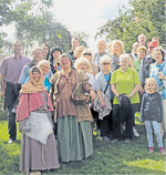 Den Himmelsgarten erkundet haben diese Gäste. Von Gartenführerin Barbara Weber, gekleidet als Bäuerin aus der Stauferzeit (mit Weidenkorb), erfuhren sie viel Wissenswertes und Humorvolles.