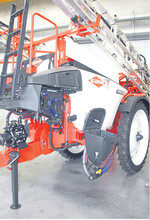 3000 l fasst die gezogene Anhängespritze Lexis für Anwender, die eine einfache und effiziente Feldspritze suchen. Sie überzeugt mit kompakten Abmessungen (4,05 m zwischen Radachse und Zugöse) sowie der neu konzipierten Einspülschleuse, dem Bedienkonzept Manuset mit zwei Hauptabsperrventilen und der Bedienkonsole Visioreb mit Displayfunktion. Der zentrale Wartungsbereich erleichtert den Zugang zu Filtern und Pumpe.