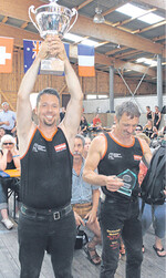 Stolze Sieger: Der Deutsche Schafschermeister Emanuel Gulde (l.) und der Zweitplatzierte Rainer Blümelhuber.