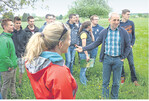 Horst Reiser, Biobauer aus Straubenhardt, erläutert den Berufsschülern aus Ettlingen beim Betriebsrundgang die Prinzipien des ökologischen Landbaus. Er wirtschaftet nach Bioland-Richtlinien.