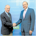 Bei seinem Antrittsbesuch im Präsidium des Deutschen Bauernverbandes am Dienstag dieser Woche stellte sich der neue Staatssekretär im Bundeslandwirtschaftsministerium, Dr. Hermann Onko Aeikens (im Bild links mit Präsident Joachim Rukwied), der Diskussion mit den Präsidenten der Landesbauernverbände. Themen waren das Hilfspaket für die Landwirtschaft und aktuelle umweltpolitische Initiativen zulasten der Landwirtschaft.