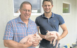 Spezialisten für Jungsauenvermehrung: Landwirt Ulrich Brück (l.) mit Sohn Timo in Gerabronn-Seibotenberg.