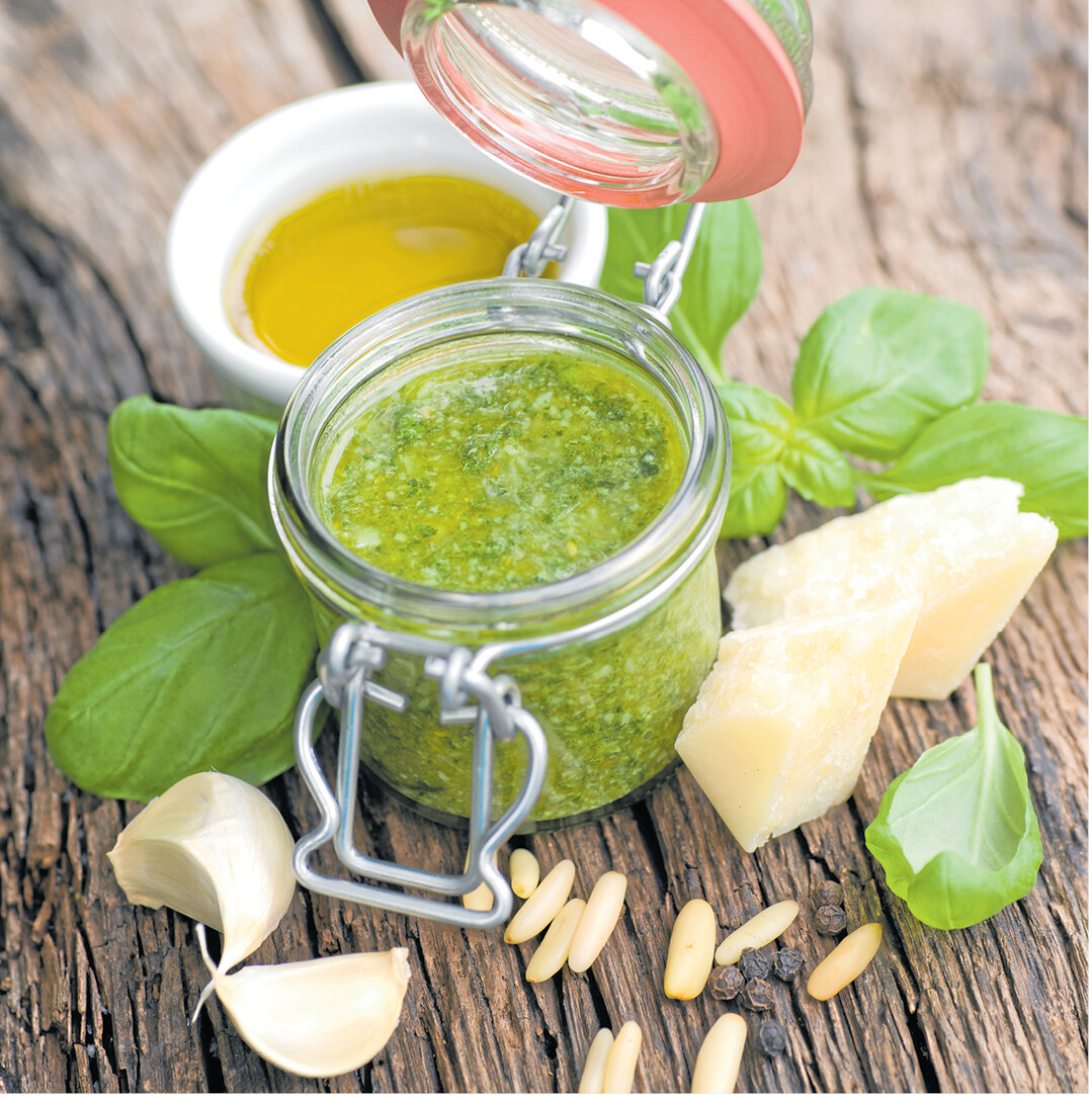 bild der woche Aus Gartenkrutern lsst sich schnell ein leckerer Brotaufstrich oder ein Pesto zu Nudeln mixen. Einfach Basilikum oder Rucola mit Knoblauch, Pinienkernen oder Walnssen, Salz und l prieren, in Glser fllen und mit einer lschicht abschlieen. Eine lange haltbare Wrzpaste entsteht aus 100 Gramm gehackten Krutern und 10 Gramm Salz. Im Glas mit zwei Zentimeter l bedecken. Pesto und Kruterwrze im Khlschrank aufbewahren.