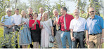 Strahlende Gesichter beim Saison-Auftakt in der Apfelanlage der Landesgartenschau (v. l.): Fritz Gebert, früherer Obstbau-Vereinsvorsitzender Öhringen, Fritz Martin Mozer, amtierender Vereinsvorsitzender, Bodensee-Apfelprinzessin Michaela Herz, Landwirtschaftsamtschef Dr. Wolfgang Eißen, Ministerialdirektorin Grit Puchan vom MLR, LVEO-Präsident Franz Josef Müller, Apfelprinzessin Ines Klotz, Landtagsabgeordneter Arnulf von Eyb, Öhringens Oberbürgermeister Thilo Michler, Erich Herrmann, Geschäftsführer der Landesgartenschau, und LBV-Vizepräsident Klaus Mugele.