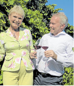 Auf die Steillagen! Staatssekretärin Friedlinde Gurr-Hirsch und Marian Koop, Geschäftsführer der Weingärtnergenossenschaft Lauffen.