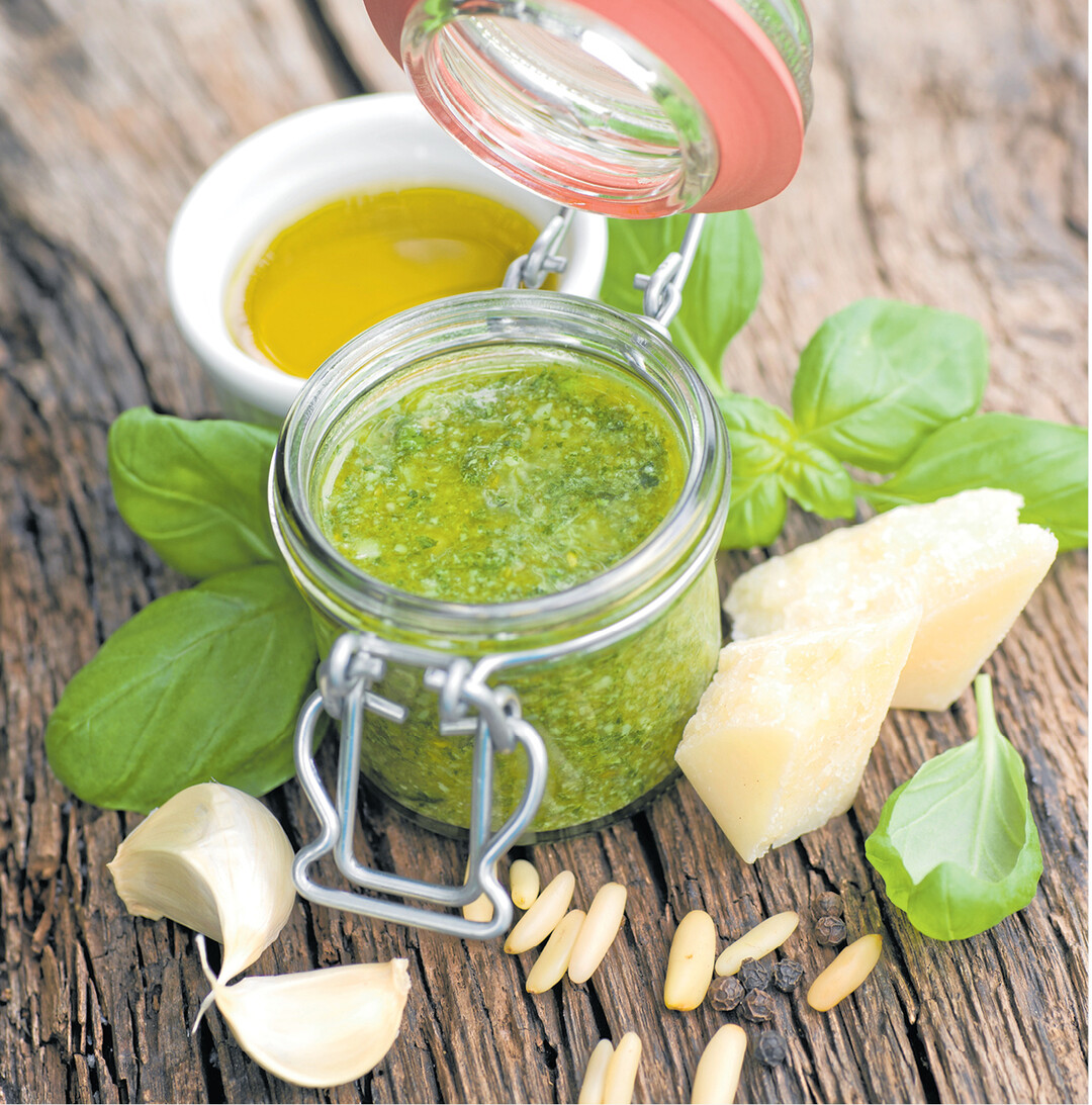 bild der woche Aus Gartenkräutern lässt sich schnell ein leckerer Brotaufstrich oder ein Pesto zu Nudeln mixen. Einfach Basilikum oder Rucola mit Knoblauch, Pinienkernen oder Walnüssen, Salz und Öl pürieren, in Gläser füllen und mit einer Ölschicht abschließen. Eine lange haltbare Würzpaste entsteht aus 100 Gramm gehackten Kräutern und 10 Gramm Salz. Im Glas mit zwei Zentimeter Öl bedecken. Pesto und Kräuterwürze im Kühlschrank aufbewahren.