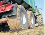 Radiale Reifen am Schlepper mit 0,8 bar Reifendruck und radiale, breite und große Reifen am Kipper mit 1,5 bar Reifendruck gefahren sind aktueller Stand der Technik. Verbannen Sie Straßenreifen mit hohem Reifendruck von Ihrem Feld.