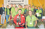 Auf der Treppe positionierten sich die Sieger des Wettbewerbs. Gesamtsieger wurde der Beetpflüger Carsten Berl (vorne links) mit 128,75 Punkten (P.), in seiner Disziplin folgten Niklas Gröschel mit 120,0 P. und Johannes Zeil mit 117,98 P. (jeweils dahinter). Benjamin Lenz (vorne rechts) siegte mit 126,75 P. vor Michael Dorner mit 116,2 P. und Stefan Oechsle mit 109,2 P.