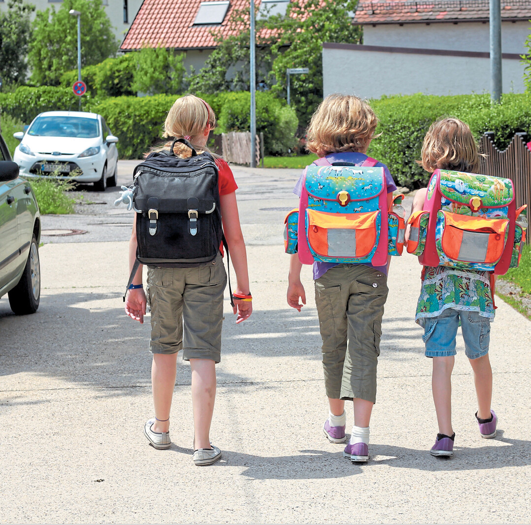Die Schule hat begonnen und viele Kinder machen sich zu Fuß auf den Schulweg. Autofahrer sollten jetzt besonders aufmerksam und umsichtig unterwegs sein.