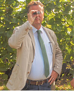 Traditionell ließ sich Weinbauminister Peter Hauk die Traubenreifemessung nicht entgehen.