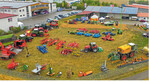 Der Maschinenpark und ein Teil des Erntefestes von oben, aufgenommen mit dem Multicopter. I