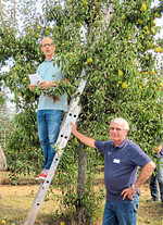 Bezirksbauernpfarrer Klaus Anthes nutzte die Ernteleiter, um besser gehört zu werden. Für die Standsicherheit sorgt Karl Mozer.