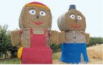Strohfiguren sollen für die Messe werben.