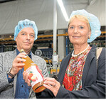 Beim Betriebsrundgang in der Beutelsbacher Fruchtsaftkelterei ließ sich Friedlinde Gurr-Hirsch die Herstellung heimischer Fruchtsäfte erklären. Geschäftsführer Thomas Maier führte den prominenten Gast sachkundig durch die Werkshallen.