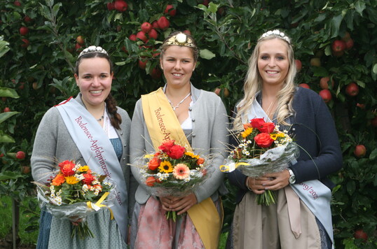 Bei der Erffnung der Bodensee-Apfelsaison wurden die neuen Apfelhoheiten ins Amt eingefhrt (v. l.): Apfelprinzessin Franziska Grundler, Apfelknigin Julia Heimgartner und Apfelprinzessin Lena Bentele freuen sich darauf, fr zwei Jahre Werbebotschafterin zu sein. 
