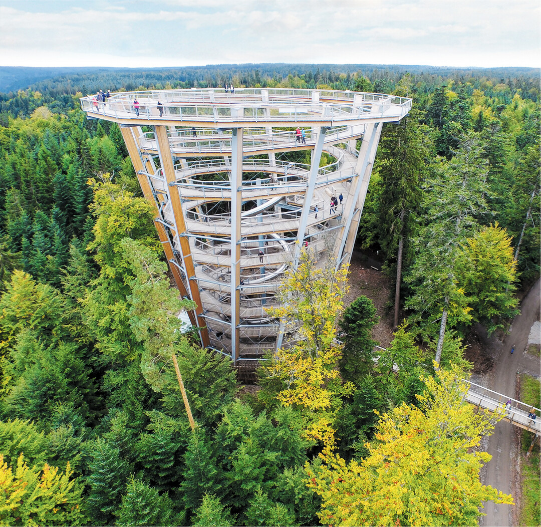 Der Sommerberg in Bad Wildbad im Schwarzwald hat einiges an Nervenkitzel zu bieten, wie hier den Baumwipfelpfad mit 1,250 Kilometer Länge zum Aussichtspunkt in 40 Meter Höhe. Die spektakuläre Hängebrücke für Fußgänger Wildline" ist bis zu 60 Meter hoch. Hinauf zum Sommerberg kommt man bequem mit einer der modernsten Seilbahnen Deutschlands und kann vom Hochplateau 300 Meter über dem Tal herrliche Ausblicke genießen (www.baumwipfelpfade.de, www.wildline.de, www.bad-wildbad.de)