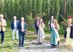 Abgeordnete tauschen sich mit Hopfenvertretern über den Anbau aus (v. r.): Staatssekretärin Friedlinde Gurr-Hirsch, Hopfenprinzessin Carolin Steuer, HPV-Vorsitzender Wolfgang Ruther, Hopfenkönigin Anja Müller, Konrad Epple, Dr. Patrick Rapp, Klaus Burger und August Schuler.