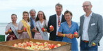 Mit den Apfelhoheiten, den beiden Vorsitzenden der Obstregion Bodensee, Thomas Heilig (3. v. l.) und Erich Röhrenbach (r.), der Staatssekretärin im Stuttgarter Landwirtschaftsministerium, Sabine Kurtz und dem Geschäftsführer der Obstregion Bodensee, Dr. Egon Treyer, erfolgte der offizielle Auftakt in die Apfelsaison am Bodensee.