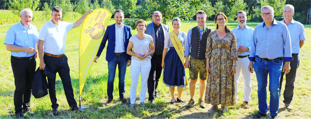 Gruppenbild mit Polit-Prominenz bei der Fruchtsaft-Saisoneröffnung 2021 bei der Mosterei Keßler (v.l.): August Schuler (MdL CDU), Axel Müller (MdB CDU), Benjamin Strasser (MdB FDP), Sabine Kurtz (MdL CDU und Staatssekretärin im MLR), Klaus Hoher (MdL FDP), Julia Heimgartner (Apfelkönigin), Florian Keßler, Johanna Keßler, Albrecht Kumpf (Kumpf Fruchtsäfte), Wilhelm Keßler und Klaus Widemann (Widemann Fruchtsäfte).