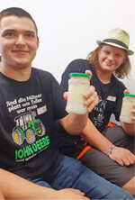 Bis aus Sahne Butter wird, ist ziemlich viel Muskelkraft nötig.