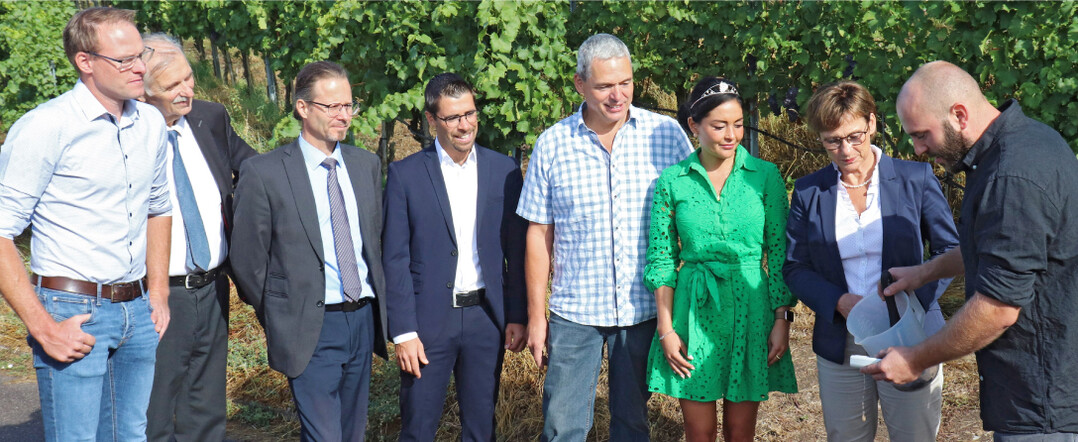 Die traditionelle chslemessung: Alle Blicke sind auf Winzer Joscha Dippon (rechts) vom Bio-Weingut Schlogut-Hohenbeilstein gerichtet. 