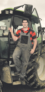 Simon Pastorelli auf seinem Ausbildungsbetrieb in Sassenweiler. Er schätzt an dem Gemischtbetrieb, dass er Einblicke in alle Tätigkeiten bekommt und viel Abwechslung hat. Dort darf er alle Maschinen fahren und macht fast jede Arbeit mit seinem Chef gemeinsam.