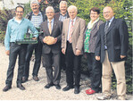 Zogen Bilanz zur Ernte in den Kreisen Biberach und Sigmaringen: (v. l.) Gastgeber Bernd Locher, Stellvertreter beim KBV Heinz Scheffold, MdL Klaus Burger, Stellvertreter beim KBV Karl Endriß und Hubert Hopp, Vorsitzende der Landfrauen Elfriede Elser und Kreisgeschäftsführer Niklas Kreeb.