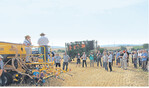Verschiedene Direktsaatmaschinen im Einsatz: Professorin Carola Pekrun (l.) erläutert auf dem Feldtag in Grünsfeld Vor- und Nachteile.