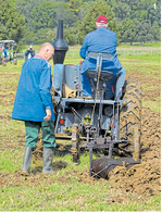 Der ausgebrachte Stallmist wurde anschließend mt einem Beetpflug eingearbeitet. Das vorausgegangene Wetter machte das Fahren auf den nassen Böden relativ schwierig