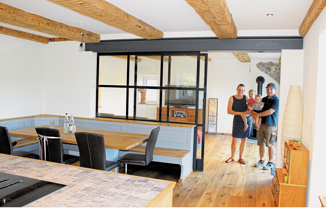 Im neu ausgebauten Wohn-Esszimmer von Hermann und Katrin Müller vom Kögelhof in Mochenwangen (Kreis Ravensburg) gibt es viele Fenster und viel Licht. Beim Kochen in der Küche vorne hat man den Blick nach außen in den Hof aber auch zum Essbereich und ins Wohnzimmer. Über der im Wohnzimmer herausgenommenen Wand wurden aus statischen Gründen zwei Stahlträger eingezogen.