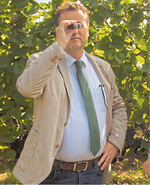 Traditionell ließ sich Weinbauminister Peter Hauk die Traubenreifemessung nicht entgehen.