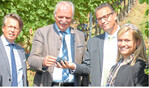 Dr. Dieter Blankenhorn, Direktor der LVWO, Hermann Hohl, Peter Hauk und Weinkönigin Carolin Klöckner (von links) beim Fototermin in den Weinbergen der LVWO in Weinsberg.