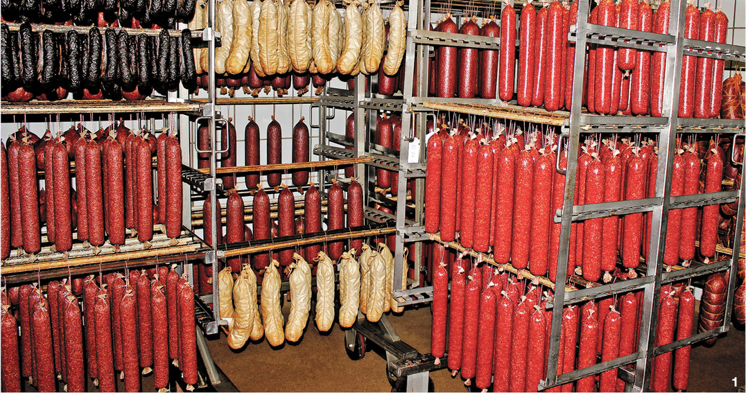 Eine luftgetrocknete Salami benötigt ein halbes Jahr Reifezeit, manche Schinken sogar ein ganzes Jahr.