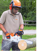 Die neue Stihl MSA 220 C-B ist die leistungsstärkste Motorsäge im Stihl Akku-Sortiment und zielt mit ihrer 3/8" Picco Super 3 Vollmeißel-Sägekette und einer 35 cm-Schiene ins Profi-Segment. Das Helmset Advance X-Vent wurde um neue Gehörkapseln mit Bluetooth-Funktion erweitert.