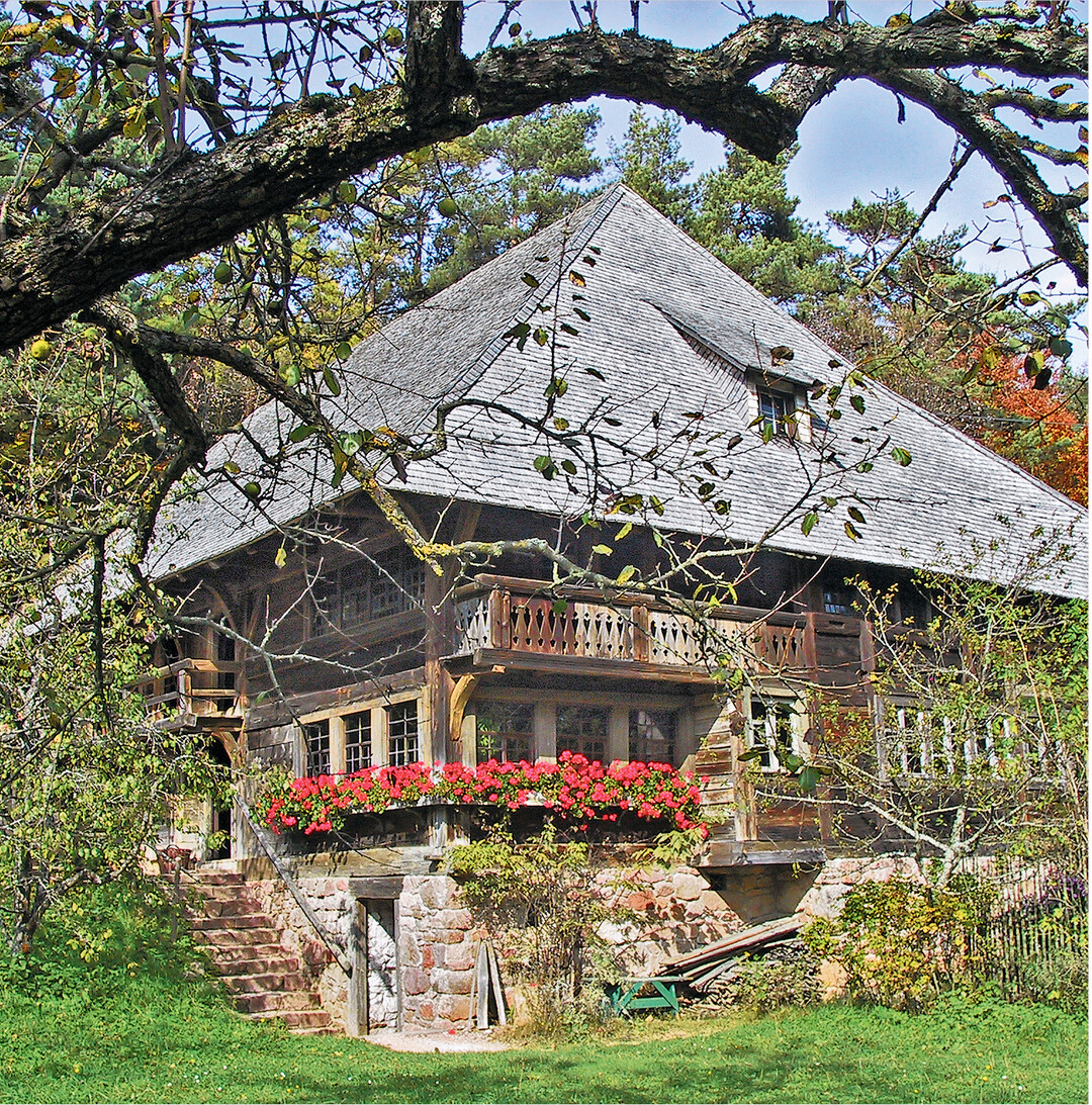 Im Freilichtmuseum Neuhausen ob Eck gibt es seit letzter Woche eine neue Attraktion. Der rund 350 Jahre alte Haldenhof aus Triberg im Sdschwarzwald wurde transloziert und komplett neu mit einer Mblierung anno 1847 eingerichtet. Seine Geschichte wird in einer Ausstellung mit innovativen digitalen Installationen erzhlt (mehr unter: www.freilichtmuseum-neuhausen.de.