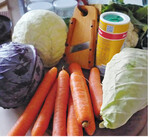 Kohl, Rüben und anderes Gemüse wird mit Salz zu einer Sauerkonserve.