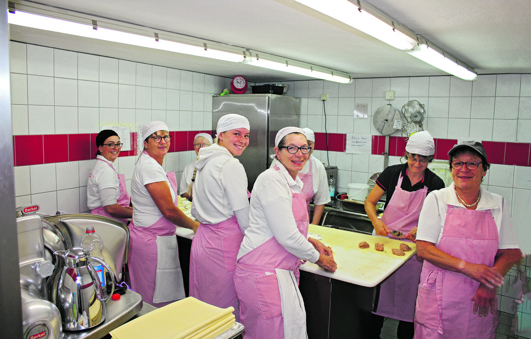Viel Handarbeit bei der Maultaschenherstellung in der Wurstk�che.