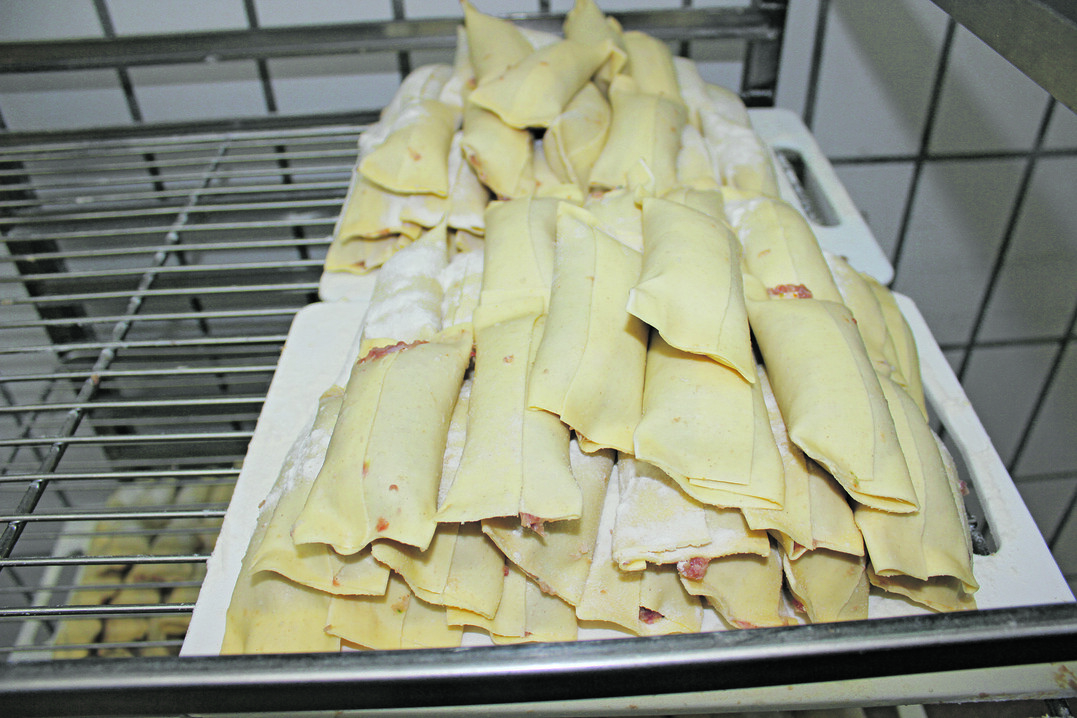 Frisch gewickelte Maultaschen.