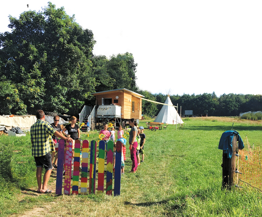 Der bewegliche Bauwagen als Unterkunft und Handarbeitsraum für die Kinder auf dem Hopfenhof ist mit Naturmaterialien auf das Fahrgestell eines alten Containeranhängers aufgebaut worden. Mit dem Traktor hat Landwirt Traub das Gefährt aus Karlsruhe hergeschleppt.