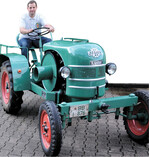 Andreas Brennenstuhl hat von seinem Großvater einen Kramer K 12 V übernommen. Zum 70. Jahrestag der Auslieferung an die Familie hat der 31-Jährige den Schlepper restauriert. Brennenstuhl ist gelernter Konstruktionsmechaniker und studierter Maschinenbauer. Hauptberuflich arbeitet er als Konstrukteur in der Automobilindustrie und betreibt im Nebenerwerb mit seiner Familie einen landwirtschaftlichen Betrieb in Weil im Schönbuch.