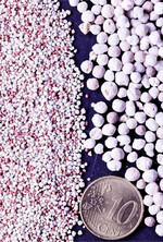 Mikrogranulate (links) eignen sich zur Saatbanddüngung im Getreide.