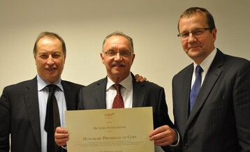 v.l.n.r: COGECA-Prsident Christian Pes; COPA-Ehrenprsident Gerd Sonnleitner sowie Pekka Pesonen, Generalsekretr von COPA-COGECA 