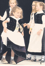 Die 2003 gegründete Mädchengruppe der Asselfinger Landfrauen begeistert jedes Publikum. Die Flotten Amseln" in der historischen Tracht sind am Sonntag, 28. September, in Halle 4 zu sehen, um 11 Uhr und um 15.30 Uhr. Zwischen den Auftritten fertigen die Mädels Handarbeiten.