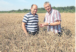 Durch das Entspelzen des Saatgutes wird der Dinkelanbau professioneller, sind sich Landwirt Lothar Holzwarth (l.) und Unternehmer Helmut Lehner einig.